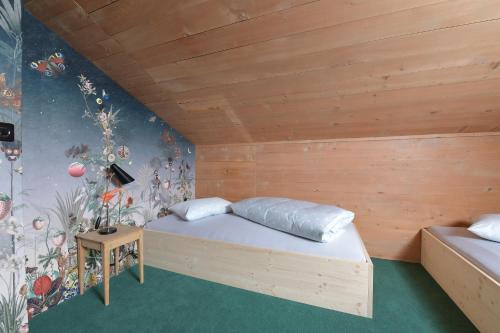 ein Schlafzimmer mit einem Bett und einer Holzwand in der Unterkunft Casa Fausta Capaul in Brigels