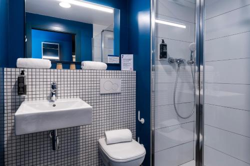 uma casa de banho com um WC, um lavatório e um chuveiro em ibis budget Valencia Centro Puerto em Valência