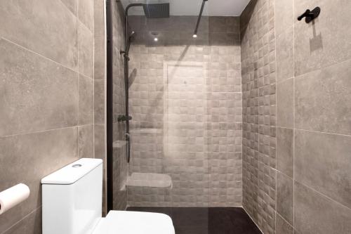 y baño con aseo blanco y ducha. en Apartment Los Alamos, en Torremolinos