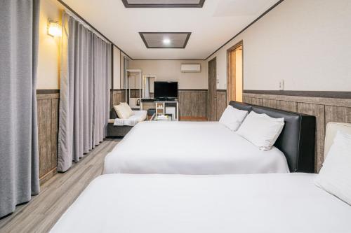Voodi või voodid majutusasutuse Jeju B Hotel toas
