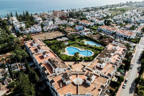 Modern Coastal Apartment Near Puerto Banús
