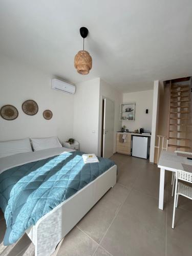 una camera con un letto e una coperta blu di Anemos Apartments Marsala a Marsala