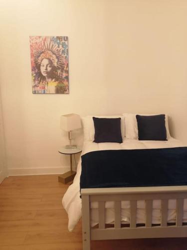 1 dormitorio con 1 cama con una foto en la pared en Lovely Studio - perfect weekend stay in Cork, en Cork