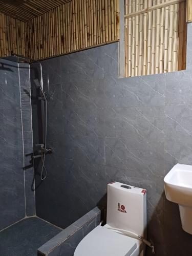 Bilik mandi di Pù lè house