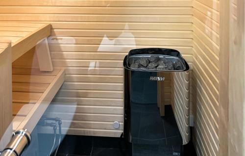 a trash can in the corner of a sauna at 2 Bedroom Lovely Apartment In Idre in Idre