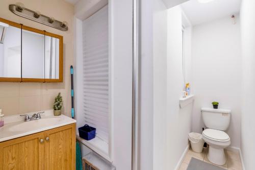 紐約的住宿－Peaceful Apartment in Lower Manhattan New York，浴室配有卫生间、盥洗盆和淋浴。