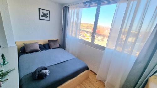 un dormitorio con una cama con un animal de peluche en SMART-SCHÖN-Günstig,nähe U1 & Park and Ride !, en Viena