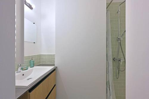 une salle de bain avec un lavabo et une douche dans l'établissement Coco des teinturiers - CLIM - Wifi - idéal Festival, à Avignon