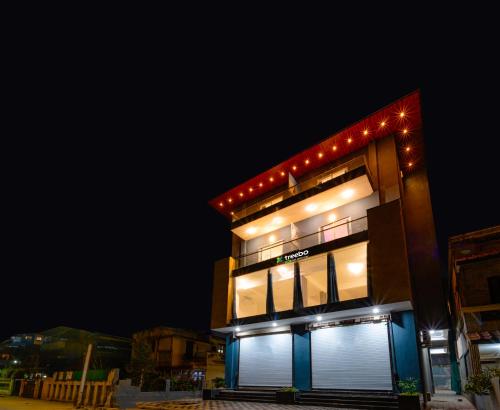 un edificio con luces por la noche en Treebo Trend Pure Earth Stay - Vijay Nagar, en Indore