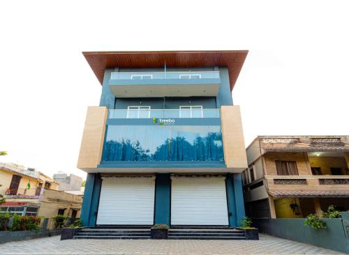 un edificio con dos puertas blancas de garaje en Treebo Trend Pure Earth Stay - Vijay Nagar, en Indore
