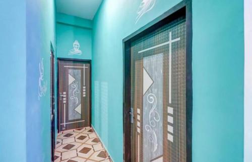 korytarz z dwoma drzwiami w niebieskiej ścianie w obiekcie Shri Radhe Krishna Bhawan w mieście Lucknow