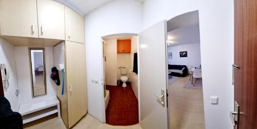 einen Flur mit Tür zu einem Zimmer mit Bad in der Unterkunft SMART-SCHÖN-Günstig,nähe U1 & Park and Ride ! in Wien