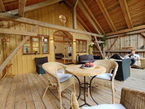 une chambre avec une table et des chaises sur une terrasse dans l'établissement Kultur-Stadl Ferienwohnung, à Vilgertshofen