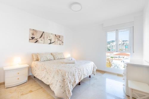 En eller flere senge i et værelse på Carihuela II - 2 Bedroom Sea View Apartment near the beach