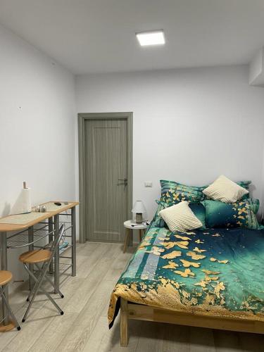 Schlafzimmer mit einem Bett, einem Schreibtisch und einem Tisch in der Unterkunft Studio in Suceava