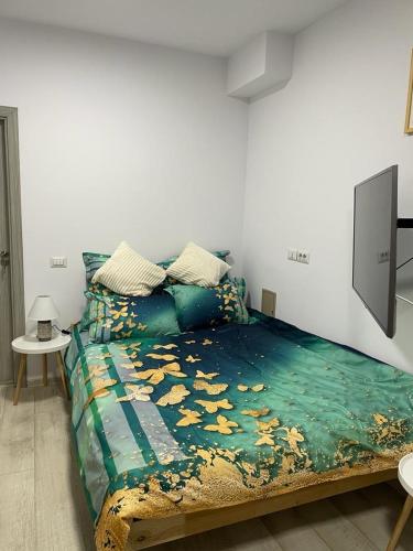 ein Schlafzimmer mit einem Bett mit Blättern darauf in der Unterkunft Studio in Suceava