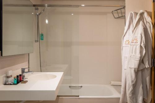 Ein Badezimmer in der Unterkunft Hotel Madanis