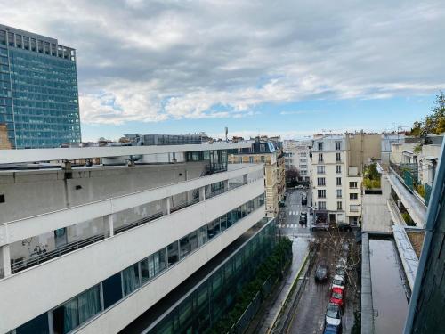 eine Luftansicht einer Stadt mit Gebäuden in der Unterkunft Studio Paris centre tout équipé in Paris