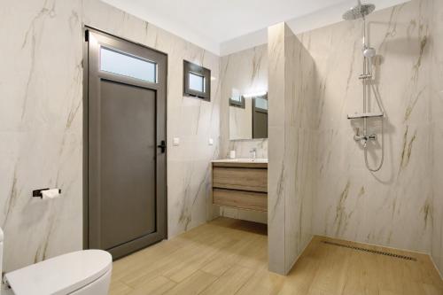a bathroom with a toilet and a sink at Casa Do Vinho in Porto Santo