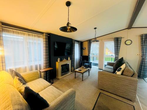 Ailsa Lodge with Hot Tub photo 18