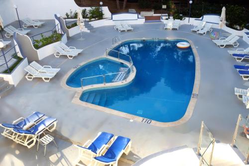 an overhead view of a swimming pool with lounge chairs and a swimming pool at Apartamentos Turisticos Soldoiro in Albufeira