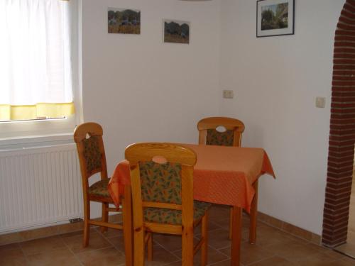 a dining room with a table and four chairs at Arbshagen in Groß Kordshagen