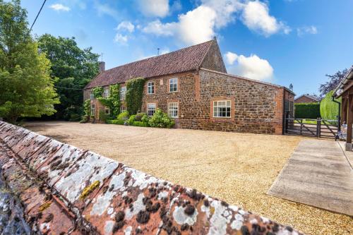 an old brick house with a large yard at Ivy Farm 8 in Grimston