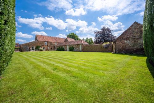a large lawn in front of a house at Ivy Farm 8 in Grimston