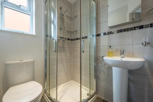 W łazience znajduje się prysznic, toaleta i umywalka. w obiekcie Langdale 4 w mieście Heacham