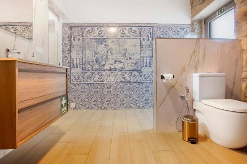 a bathroom with a toilet and a wall mural at Quinta Alcaparras in Porto Santo