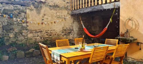 - une table et des chaises en bois dans une pièce extérieure dans l'établissement Casa Guanajuato, à Mauzun