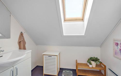 een badkamer met een wastafel en een raam bij Stunning Home In Brenderup Fyn With Wifi in Bro