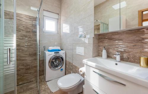 een badkamer met een toilet en een wasmachine bij Stunning Home In Mandre With Wi-fi in Mandre