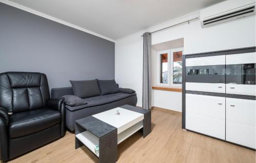 Posezení v ubytování Nice Home In Labin With House Sea View