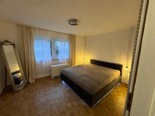 1 dormitorio con cama y espejo. en Ferienwohnung Weinbergglück en Lauda-Königshofen
