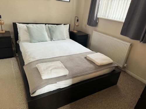 1 dormitorio con 1 cama con sábanas y almohadas blancas en The Great Haxby City Centre Free Parking Cardiff Bay en Cardiff