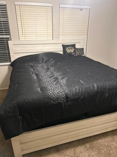 - un lit avec une couette noire dans une chambre dans l'établissement Amazing Stay, à Las Vegas
