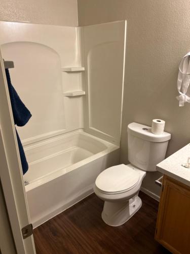 uma casa de banho com um WC, uma banheira e um lavatório. em Amazing Stay em Las Vegas