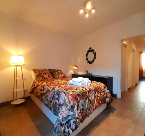 una camera con letto, lampada e specchio di Porta Venezia Apartment a Milano