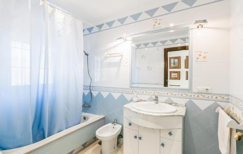 a bathroom with a sink and a tub and a toilet at 3 Bedroom Awesome Home In Casariche in Casariche