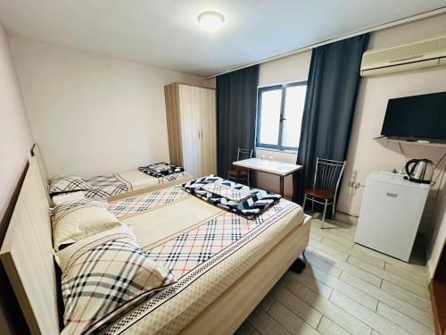 um quarto de hotel com duas camas e um lavatório em Urban Life Tirana- Economy Rooms em Tirana