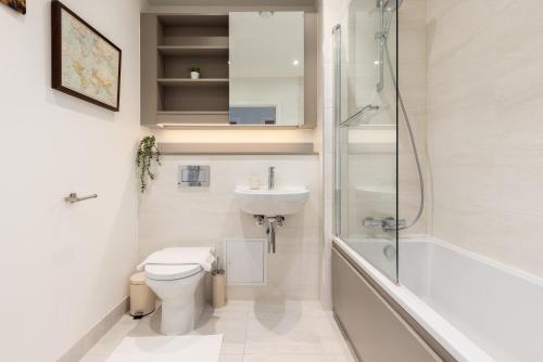 倫敦的住宿－The Bow Flats，浴室配有卫生间、盥洗盆和淋浴。