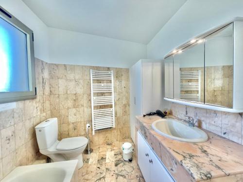 une salle de bain avec un lavabo et des toilettes dans l'établissement Vezelay, by Welcome to Cannes, à Cannes