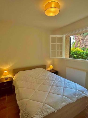 - une chambre avec un lit, une fenêtre et 2 lampes dans l'établissement Miramar, à Théoule-sur-Mer