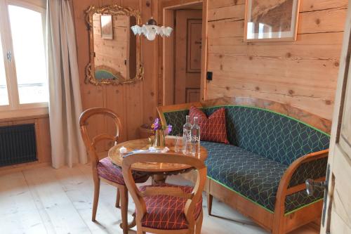 a living room with a couch and a table at Casa Fausta Capaul in Brigels