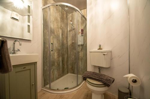 A bathroom at Peak View Apartment Main Beach