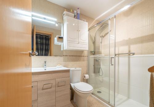 a bathroom with a toilet and a glass shower at Apartamento ROYAL MARINE in Empuriabrava