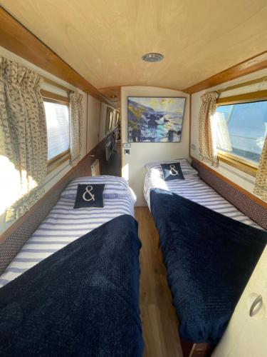 two beds in the back of an rv at Beautiful Narrowboat Glyndwr in Cambridge