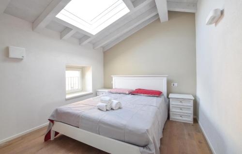 um quarto com uma cama com dois ursinhos de peluche em Nice Home In Costermano Sul Garda With Wi-fi em Costermano sul garda
