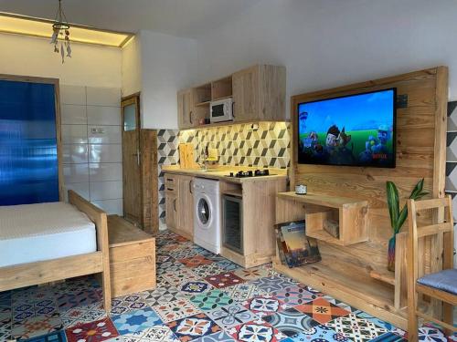 Il comprend un salon doté d'une télévision à écran plat. dans l'établissement Studio Nature of Sea in the city center, à Antalya
